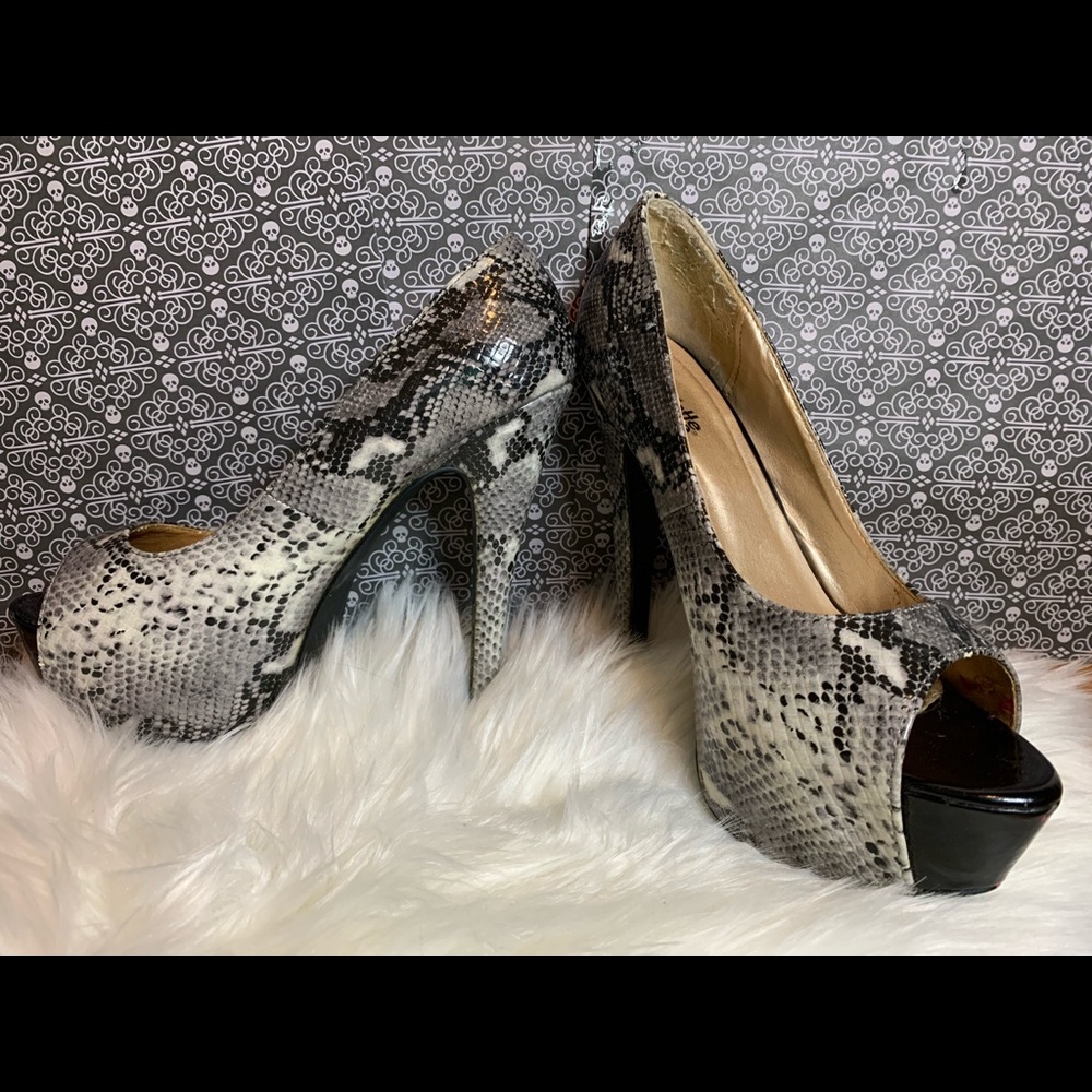 Women’s Fake Snake-Skin Heels - Picture 2 of 4